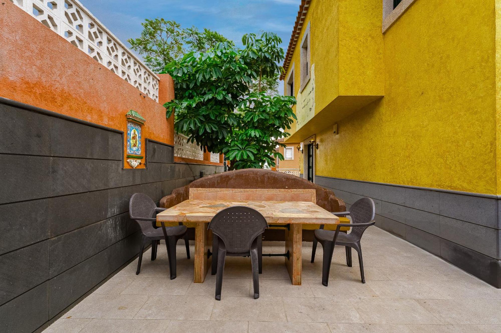 Holiday home - 3 Bedroom House With Pool